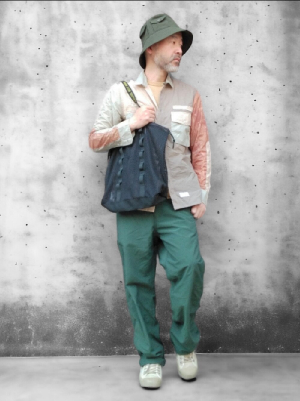 その他のシャツ/ブラウス、ブラック系のトートバッグ、グリーン系のその他パンツを着用したメンズの春コーディネートの2枚目の写真