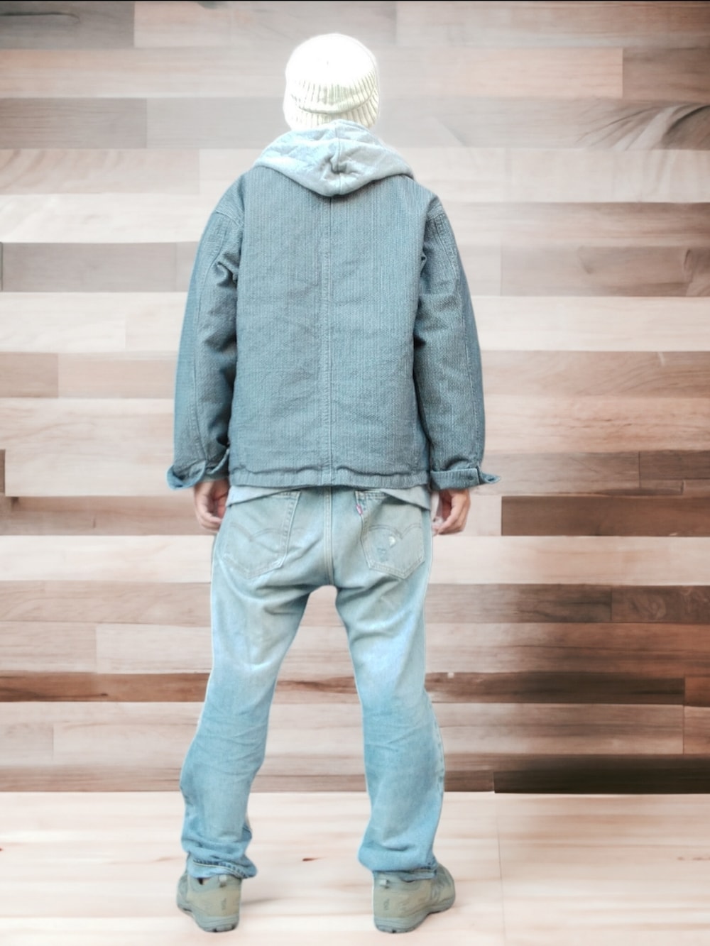 ブルー系のデニムパンツ、グリーン系のスニーカー、ブラウン系のTシャツ/カットソーを着用したメンズの秋コーディネートの5枚目の写真