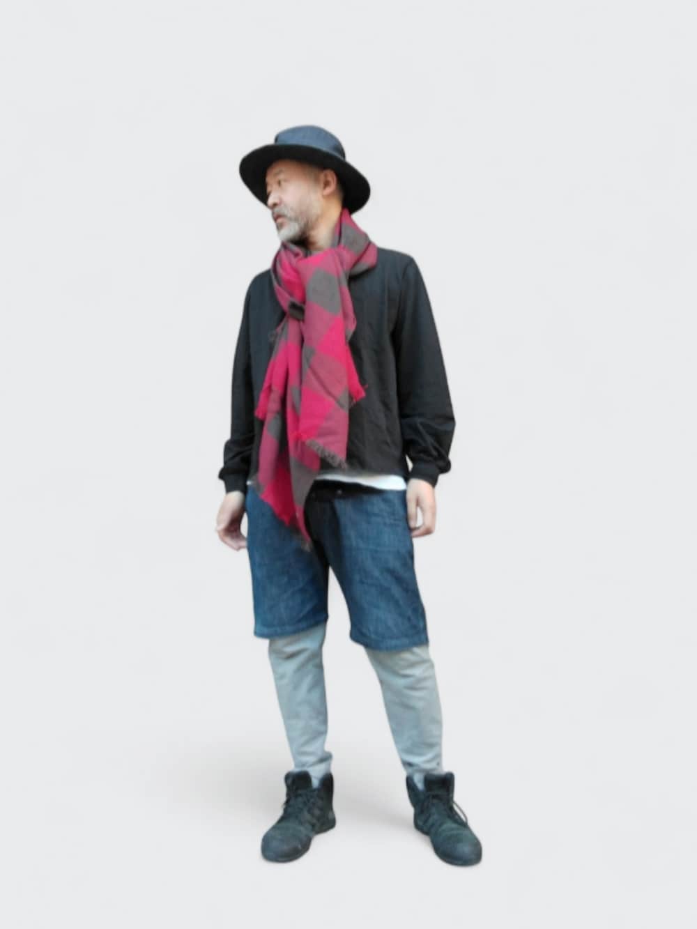 ブラック系のスニーカー、ブルー系のデニムパンツ、ブラック系のTシャツ/カットソーを着用したメンズの冬コーディネートの2枚目の写真