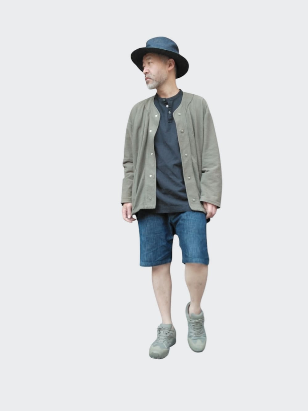 グリーン系のスニーカー、ブルー系のデニムパンツ、ブラック系のシャツ/ブラウスを着用したメンズの春コーディネートの2枚目の写真