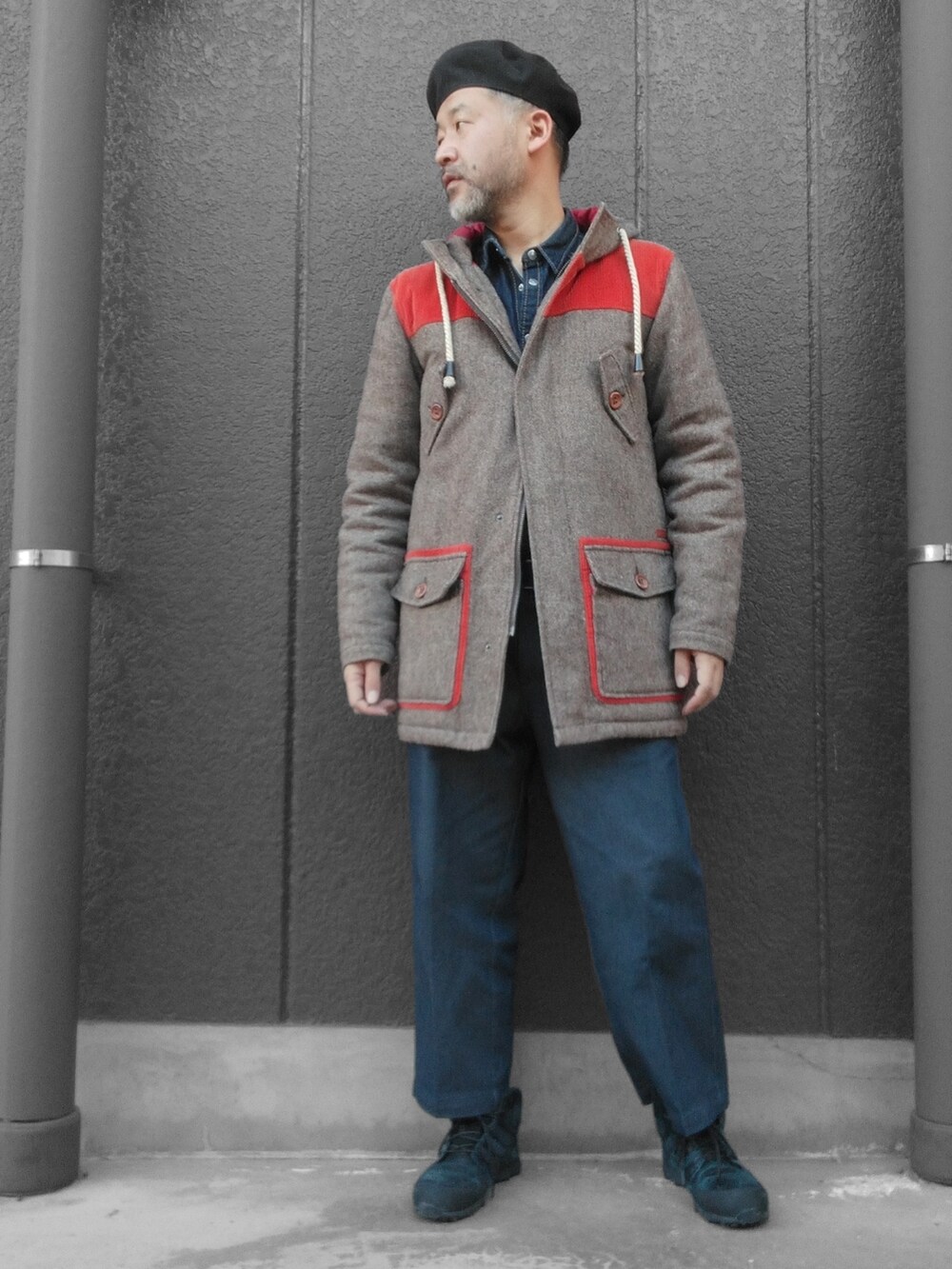 ブラック系のスニーカー、ブルー系のその他パンツ、ブラウン系のその他アウターを着用したメンズの冬コーディネートの2枚目の写真