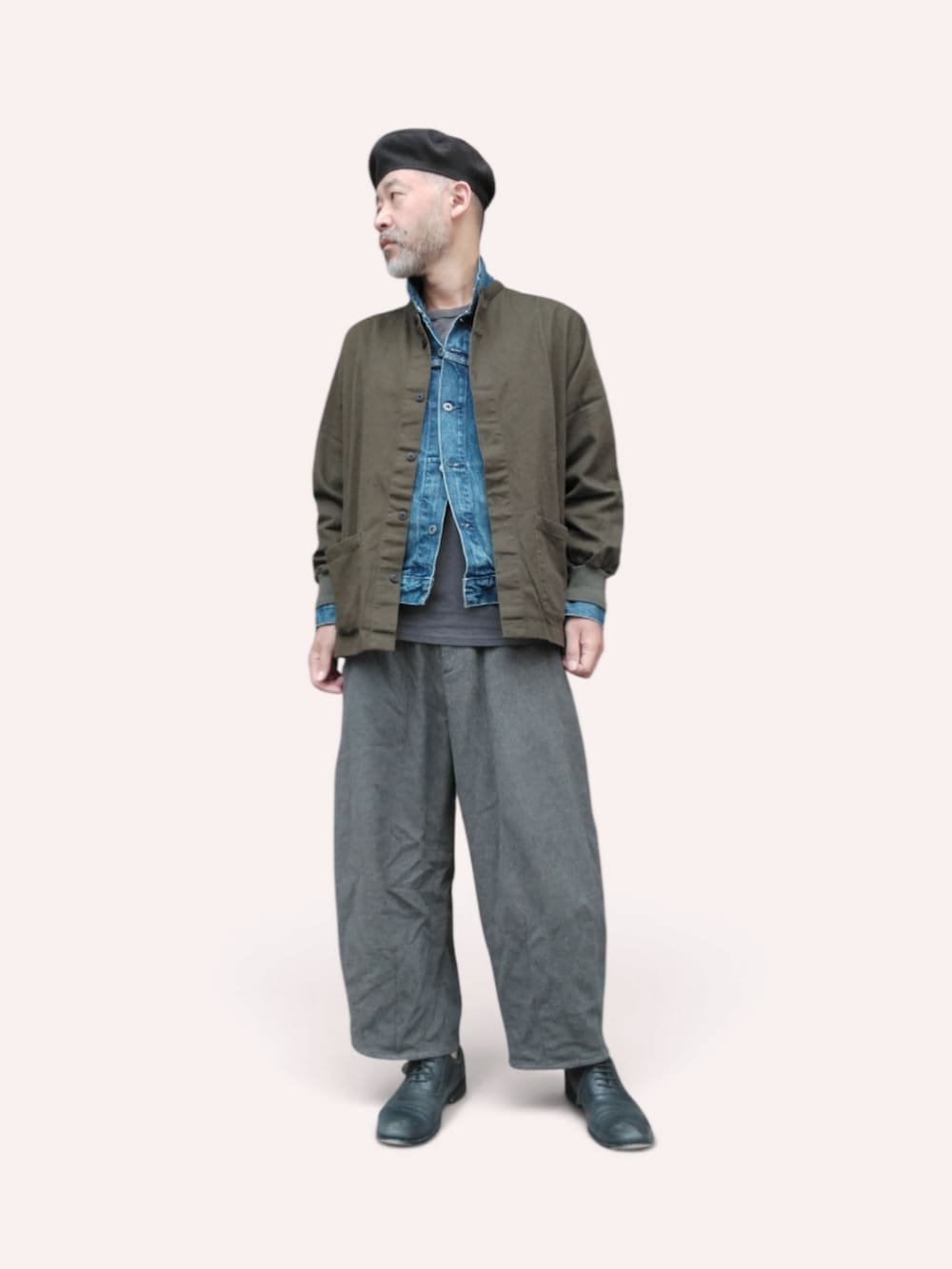 グレー系のパンツ、ブルー系のデニムジャケット、グリーン系のシャツ/ブラウスを着用したメンズの夏コーディネートの3枚目の写真