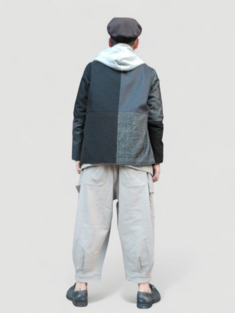 グレー系のスウェットパンツ、ベージュ系のスウェット、ブラック系のノーカラージャケットを着用したメンズの冬コーディネートの5枚目の写真