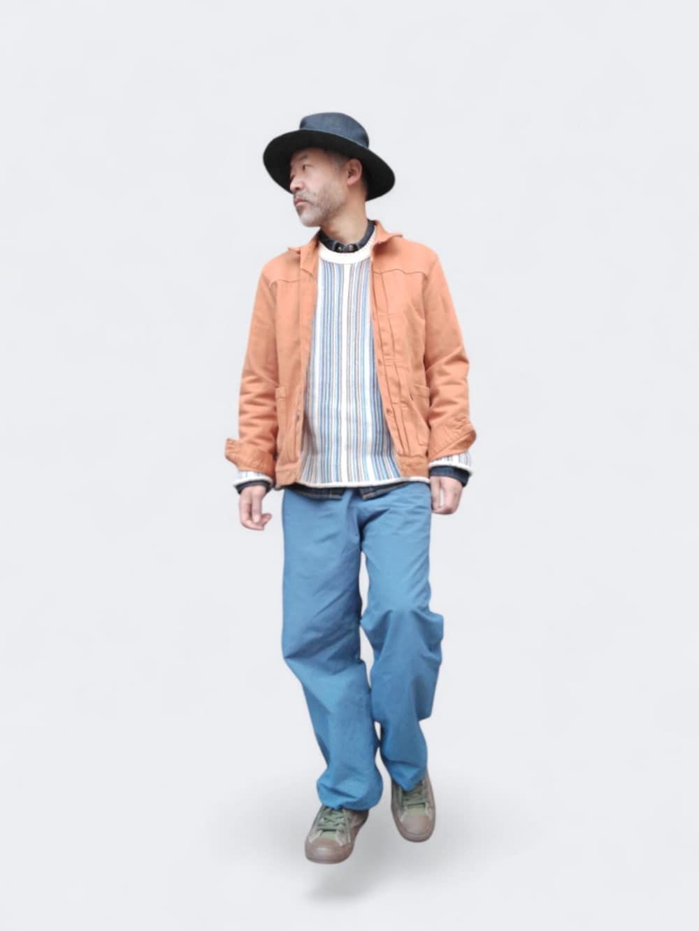 ブルー系のパンツ、オレンジ系のデニムジャケット、ブルー系のハットを着用したメンズの春コーディネートの2枚目の写真