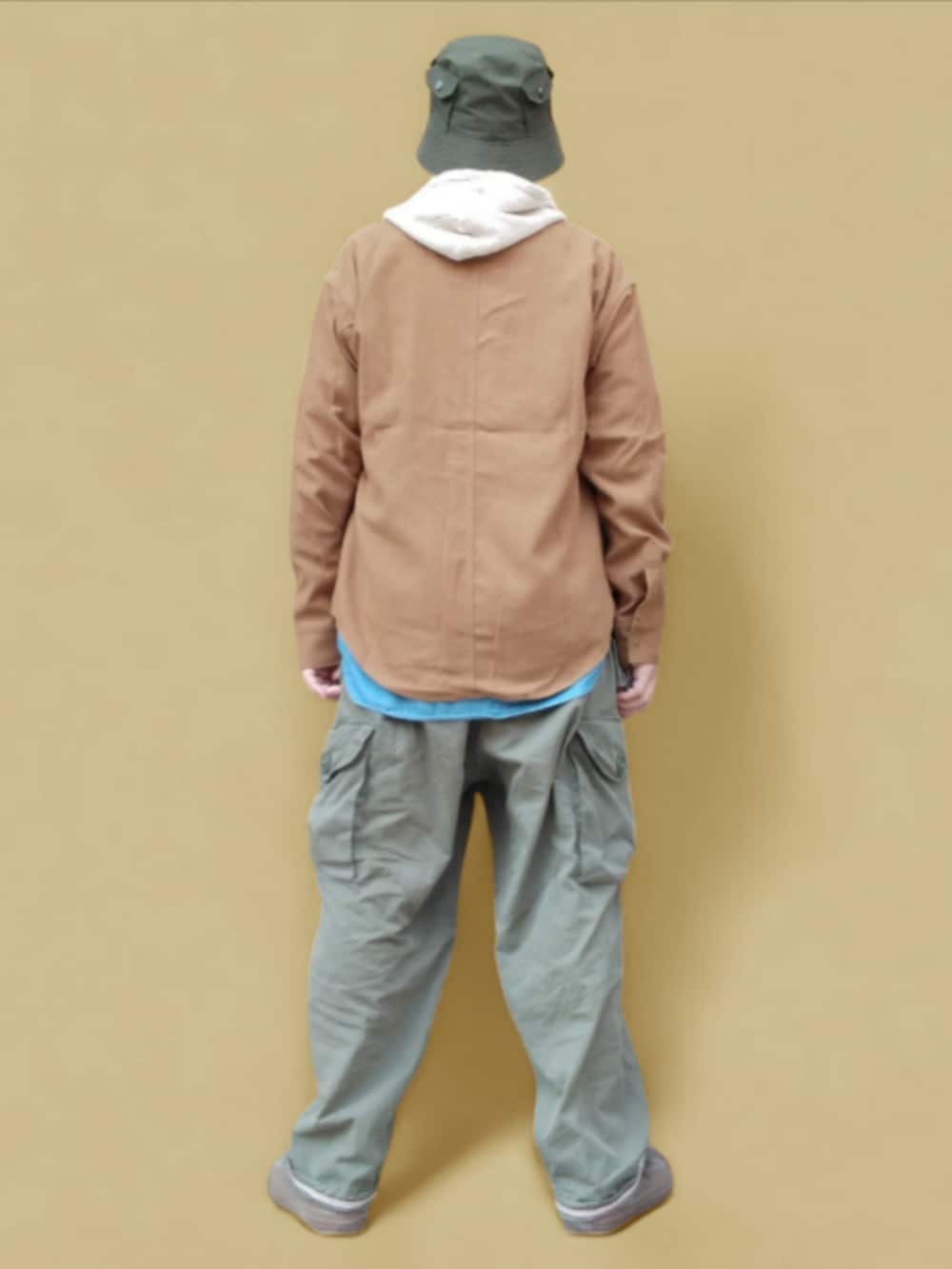 グリーン系のカーゴパンツ、グリーン系のスニーカー、ブラウン系のシャツ/ブラウスを着用したメンズの秋コーディネートの5枚目の写真