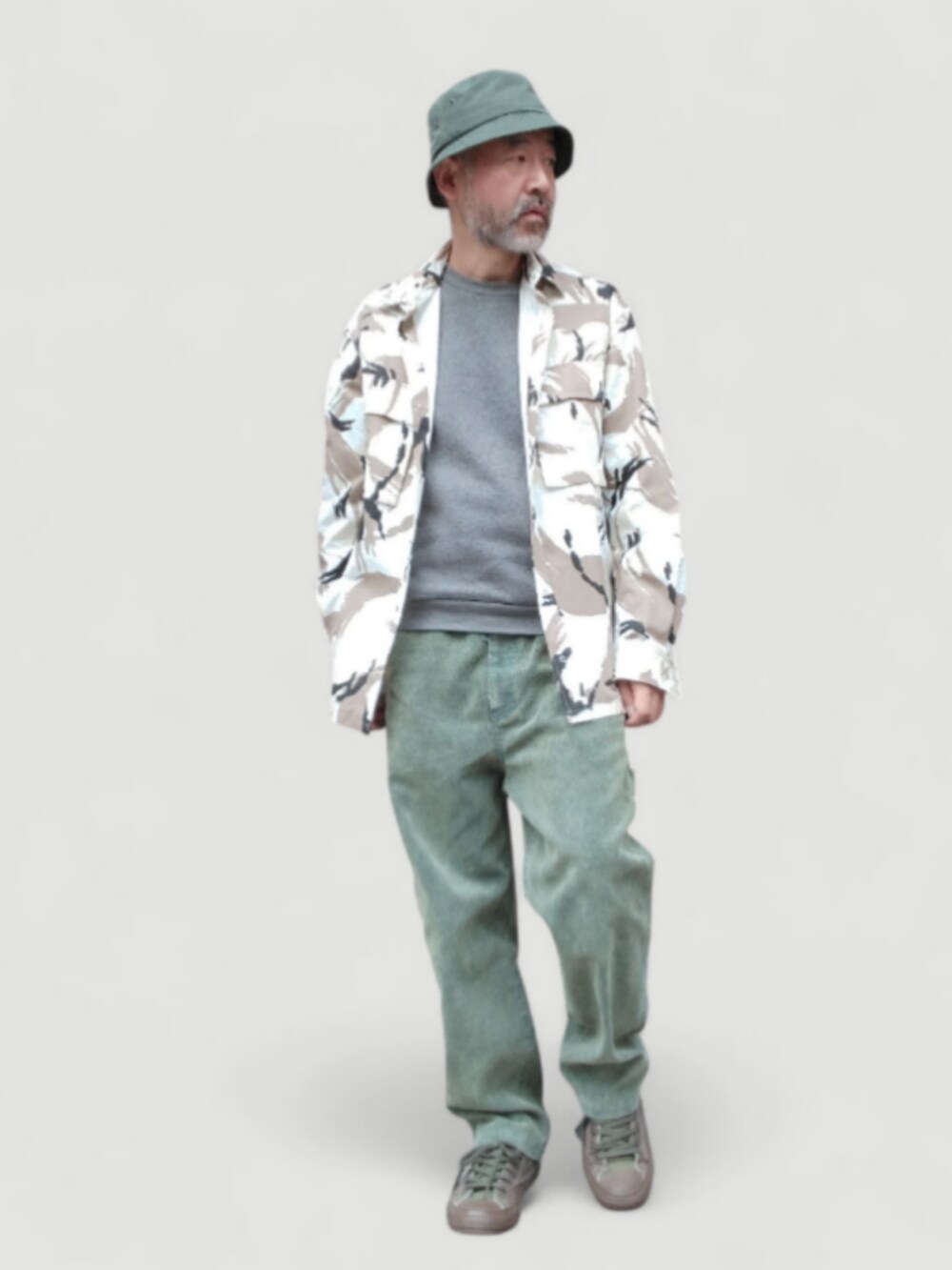 グリーン系のその他パンツ、グリーン系のスニーカー、グレー系のスウェットを着用したメンズの秋コーディネートの4枚目の写真