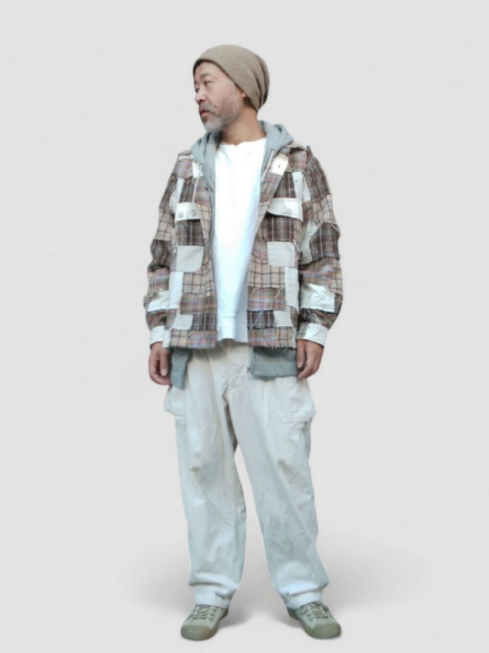 ホワイト系のカーゴパンツ、ホワイト系のスウェット、ベージュ系のシャツ/ブラウスを着用したメンズの秋コーディネートの3枚目の写真