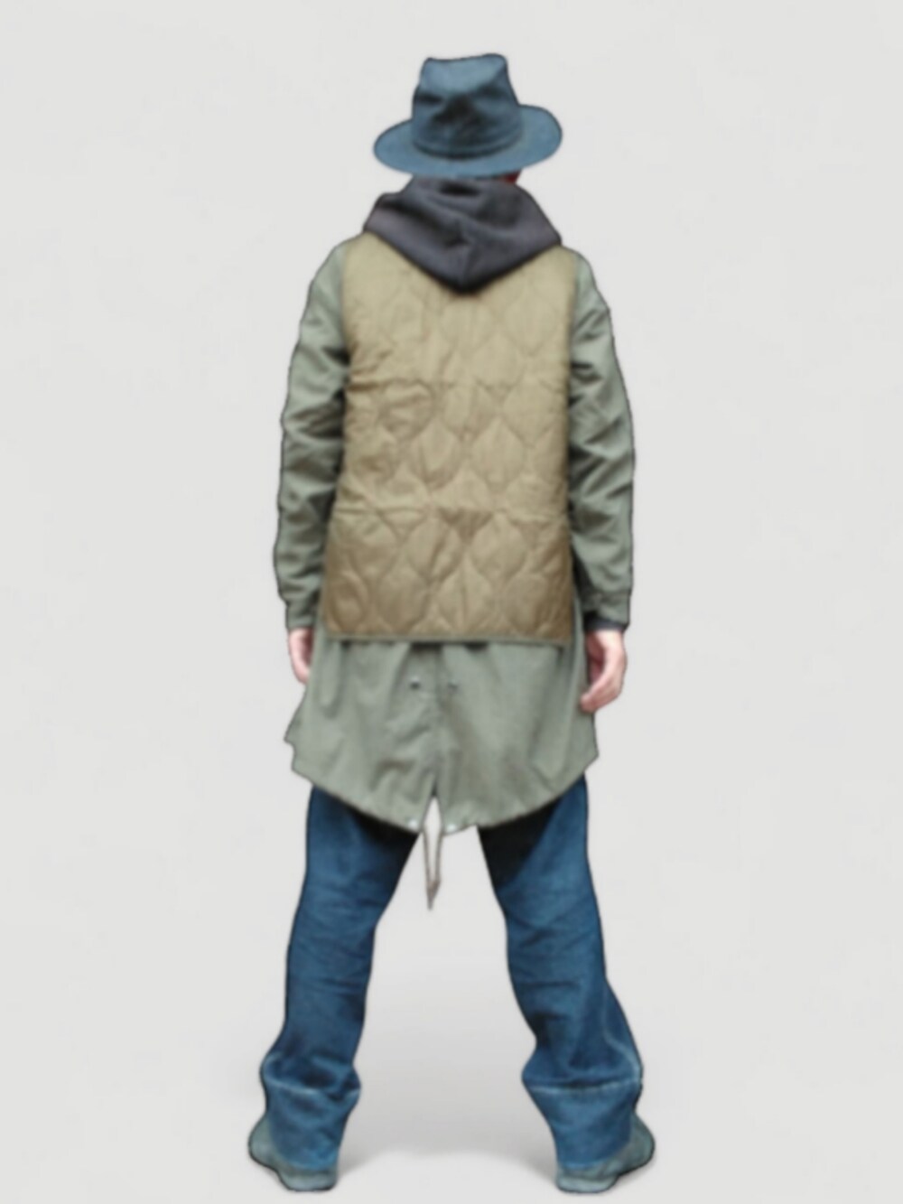 ブラック系のパーカー、グリーン系のベスト、ブルー系のデニムパンツを着用したメンズの秋コーディネートの5枚目の写真