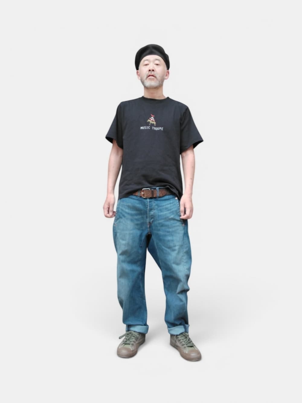 グリーン系のスニーカー、ブルー系のデニムパンツ、ブラック系のTシャツ/カットソーを着用したメンズの夏コーディネートの2枚目の写真