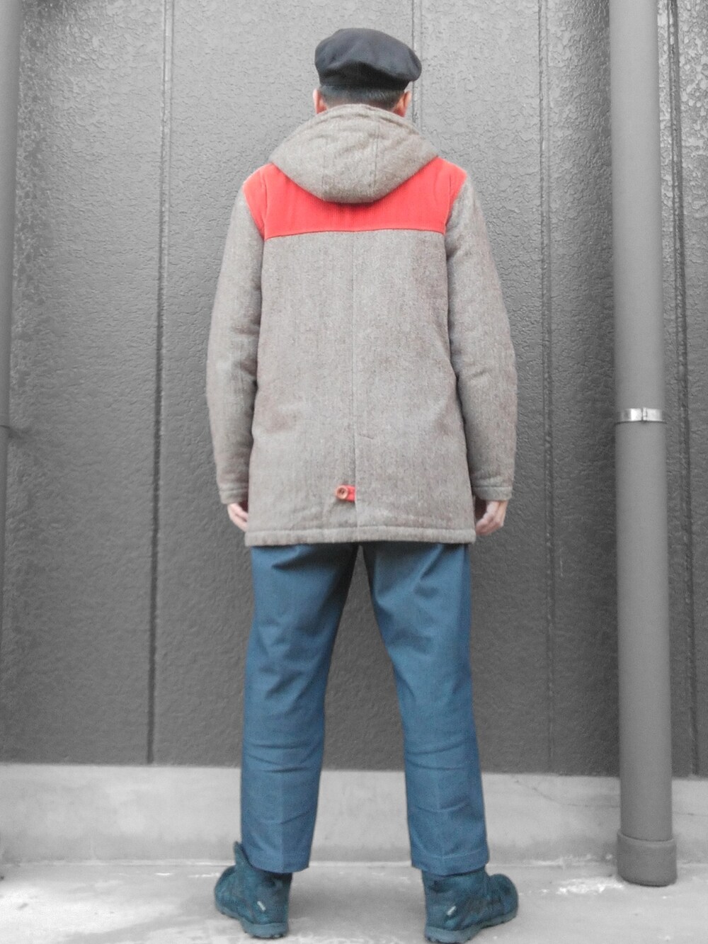 ブラック系のスニーカー、ブルー系のその他パンツ、ブラウン系のその他アウターを着用したメンズの冬コーディネートの5枚目の写真