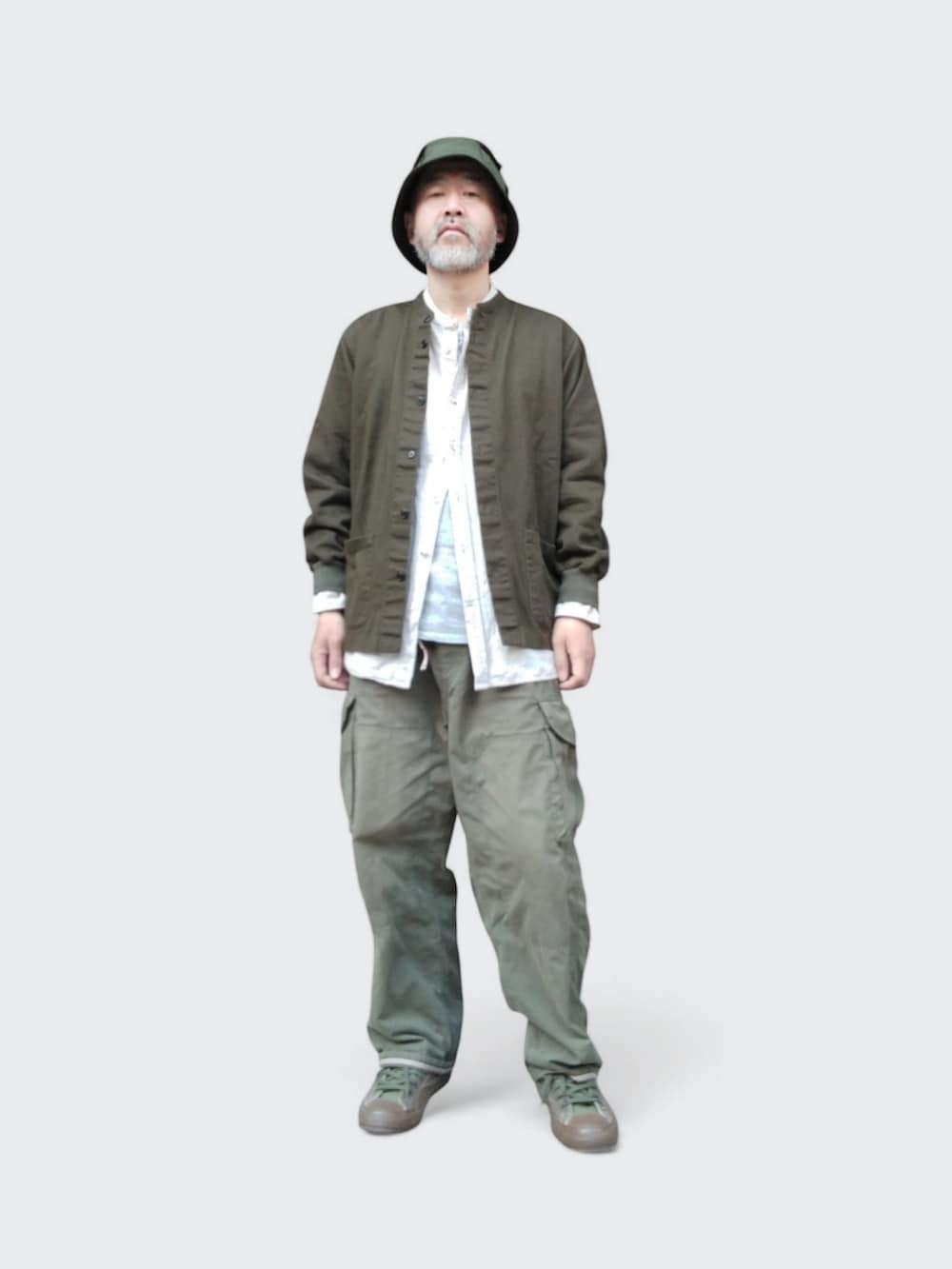 グリーン系のカーゴパンツ、グリーン系のスニーカー、グリーン系のシャツ/ブラウスを着用したメンズの春コーディネートの3枚目の写真