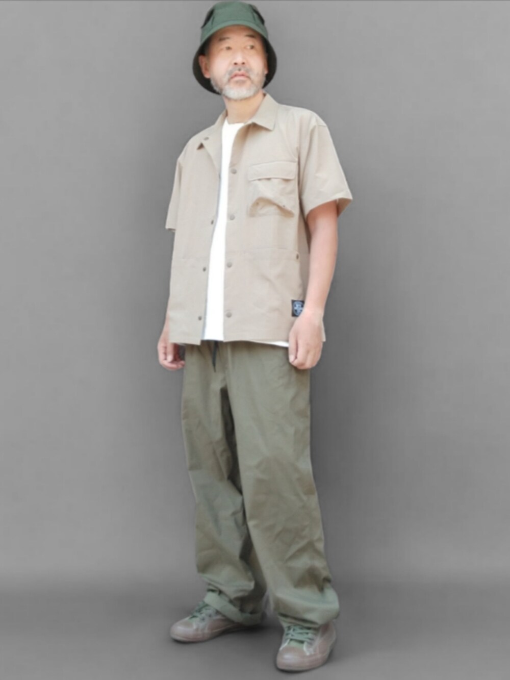 ベージュ系のシャツ/ブラウス、グレー系のTシャツ/カットソー、グリーン系のスニーカーを着用したメンズの夏コーディネートの4枚目の写真