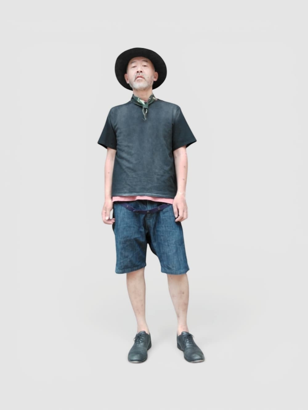 ブルー系のデニムパンツ、ブラック系のTシャツ/カットソー、ブルー系のハットを着用したメンズの夏コーディネートの3枚目の写真