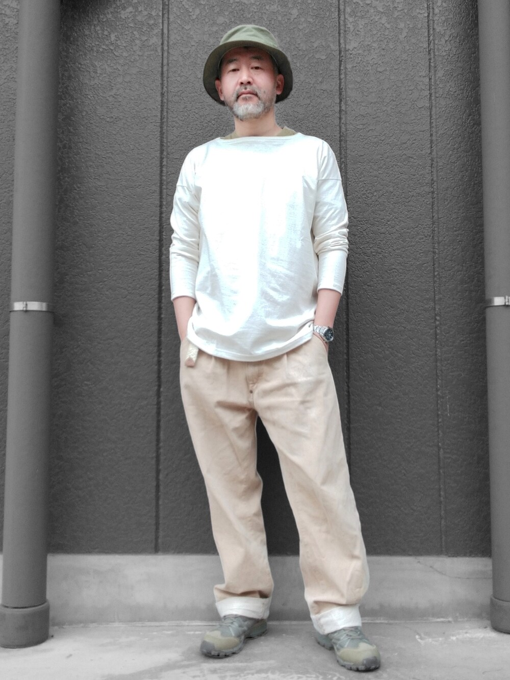 ベージュ系のデニムパンツ、グリーン系のスニーカー、ホワイト系のTシャツ/カットソーを着用したメンズの春コーディネートの2枚目の写真