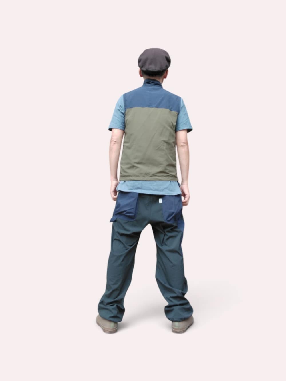 ブルー系のパンツ、グリーン系のスニーカー、ブルー系のTシャツ/カットソーを着用したメンズの夏コーディネートの5枚目の写真