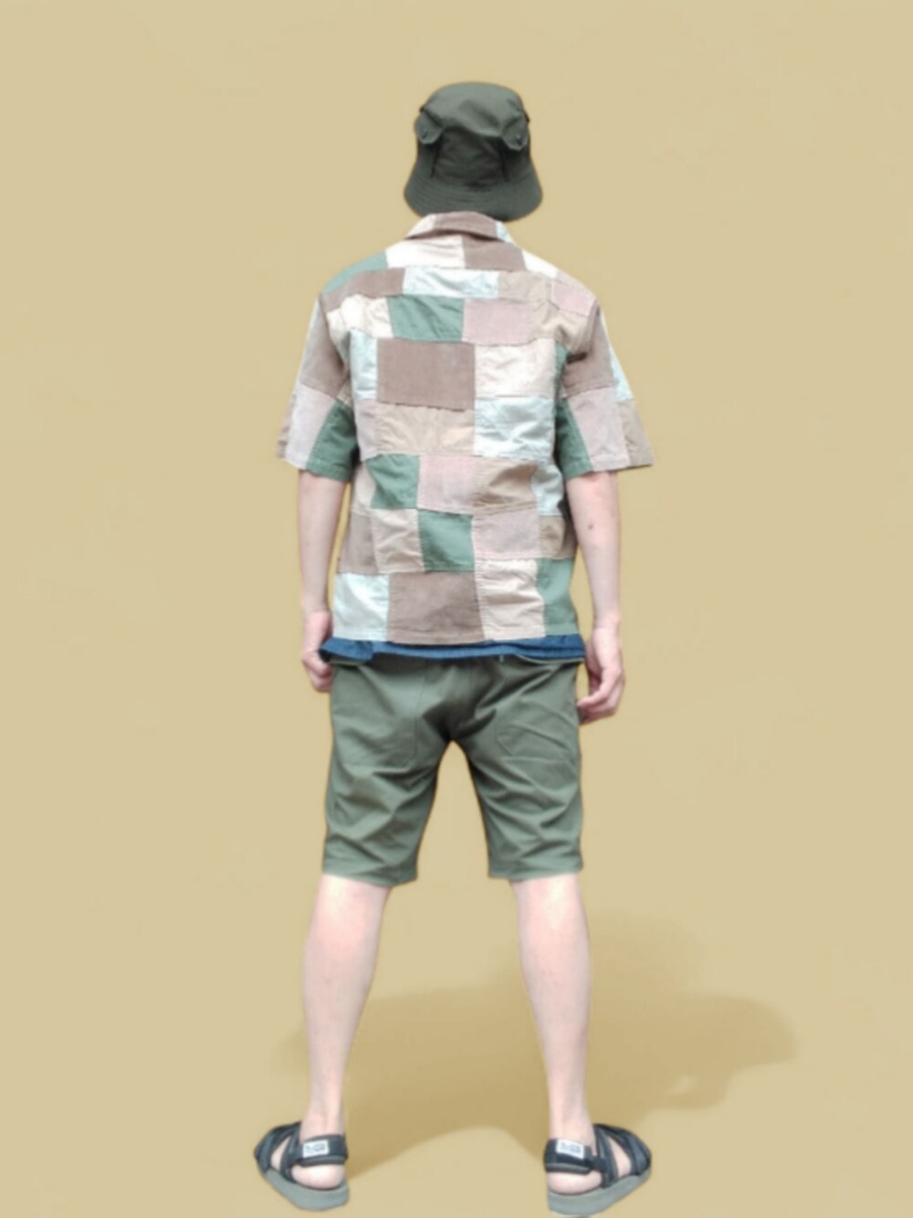 ブラック系のサンダル、グリーン系のその他パンツ、ベージュ系のシャツ/ブラウスを着用したメンズの夏コーディネートの5枚目の写真