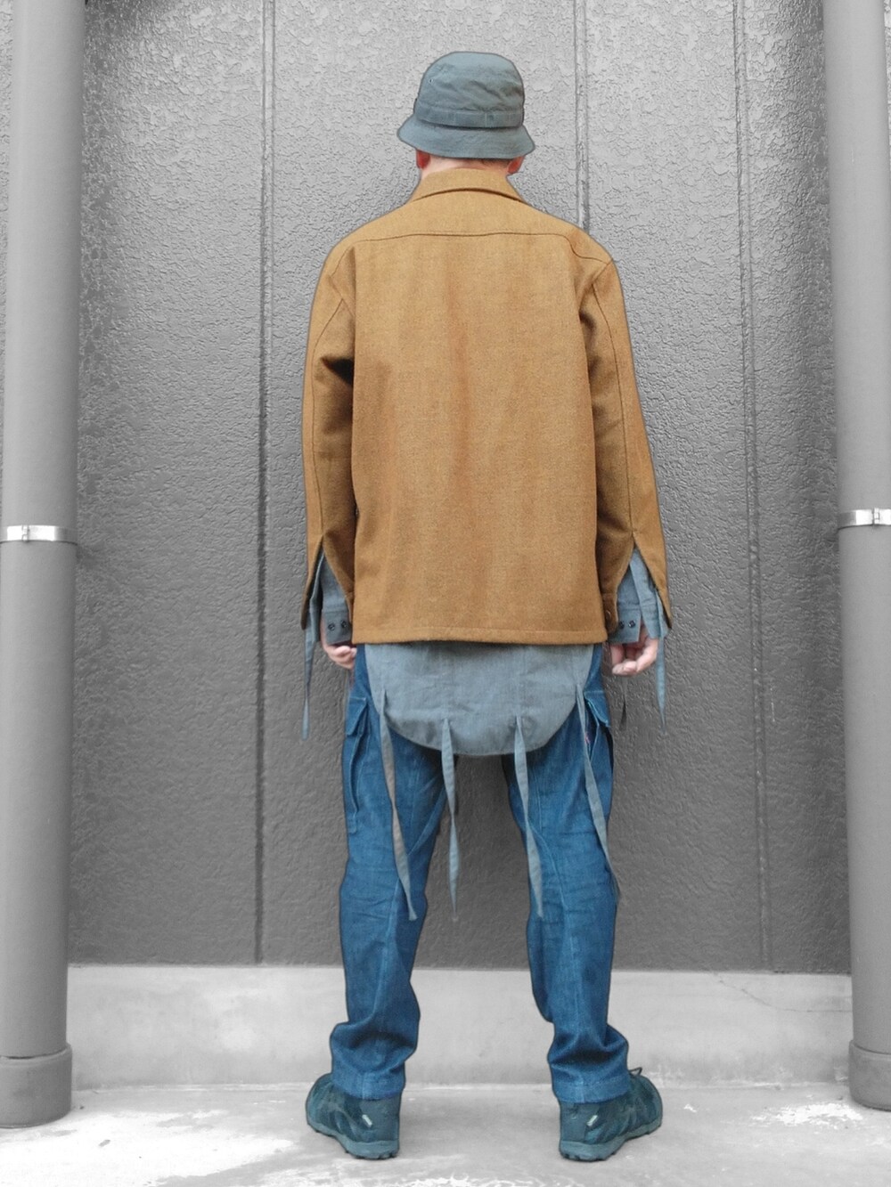 ブラック系のスニーカー、ブルー系のカーゴパンツ、グレー系のシャツ/ブラウスを着用したメンズの秋コーディネートの5枚目の写真