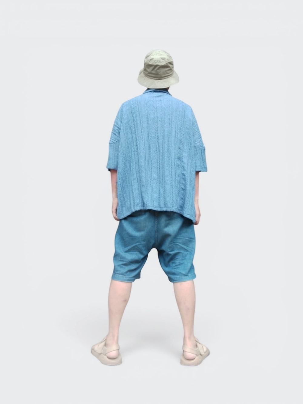 ブルー系のその他パンツ、ベージュ系のサンダル、ブルー系のシャツ/ブラウスを着用したメンズの夏コーディネートの5枚目の写真