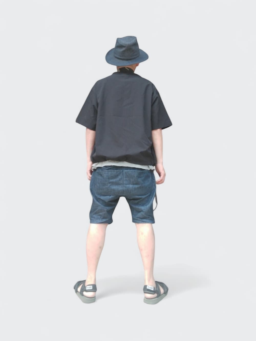 ブルー系のデニムパンツ、ブラック系のTシャツ/カットソー、グリーン系のサンダルを着用したメンズの春コーディネートの5枚目の写真