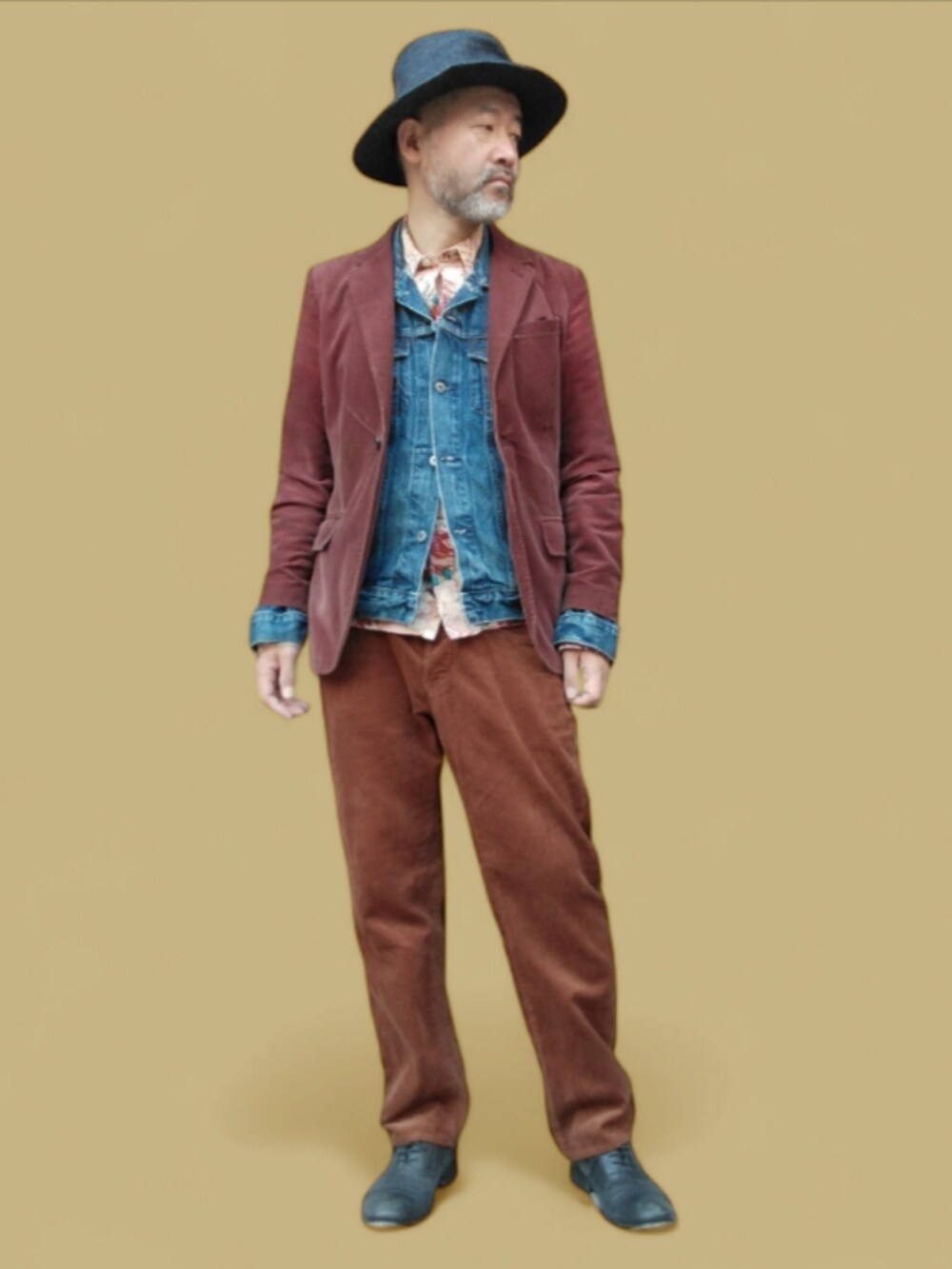 ブルー系のデニムジャケット、レッド系のテーラードジャケット、ブラウン系のパンツを着用したメンズの秋コーディネートの4枚目の写真