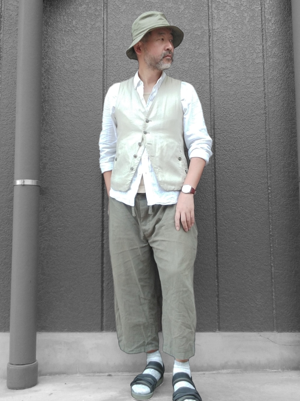 グリーン系のその他パンツ、グリーン系のサンダル、ホワイト系のシャツ/ブラウスを着用したメンズの夏コーディネートの2枚目の写真