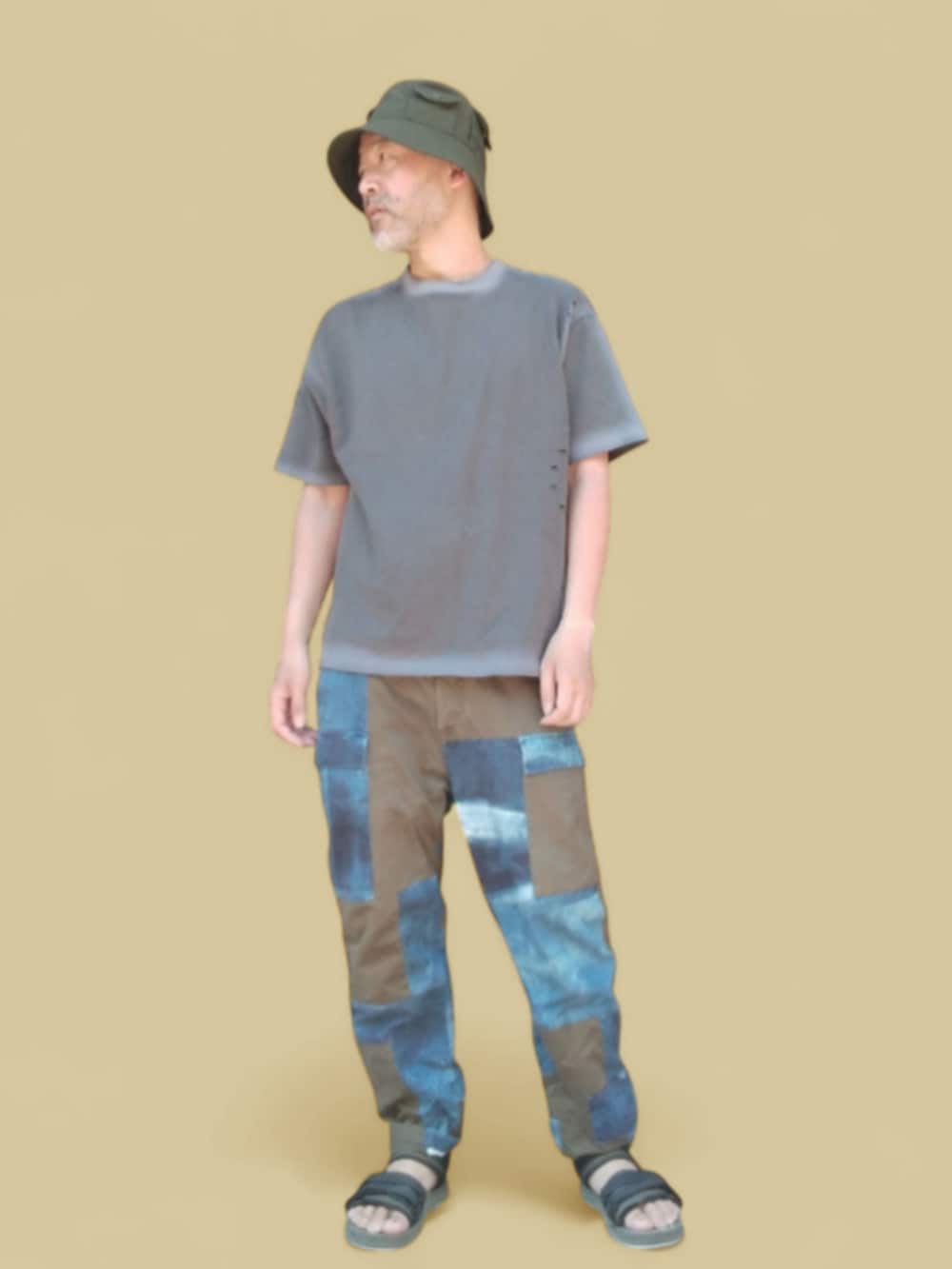 ブラック系のTシャツ/カットソー、ブルー系のデニムパンツ、ブラック系のサンダルを着用したメンズの夏コーディネートの2枚目の写真