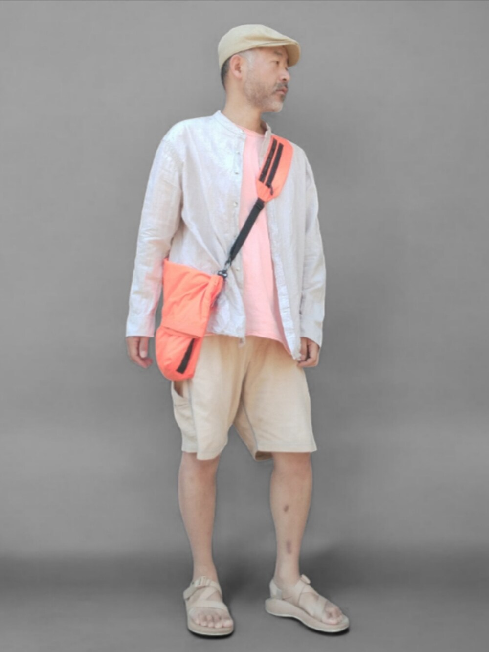 ベージュ系のサンダル、イエロー系のパンツ、オレンジ系のTシャツ/カットソーを着用したメンズの夏コーディネートの4枚目の写真