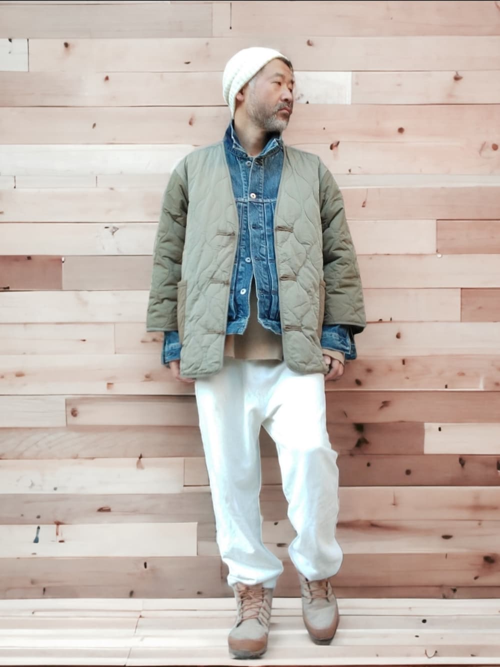 ブルー系のデニムジャケット、グリーン系のジャケット/アウター、ホワイト系のスウェットパンツを着用したメンズの秋コーディネートの4枚目の写真