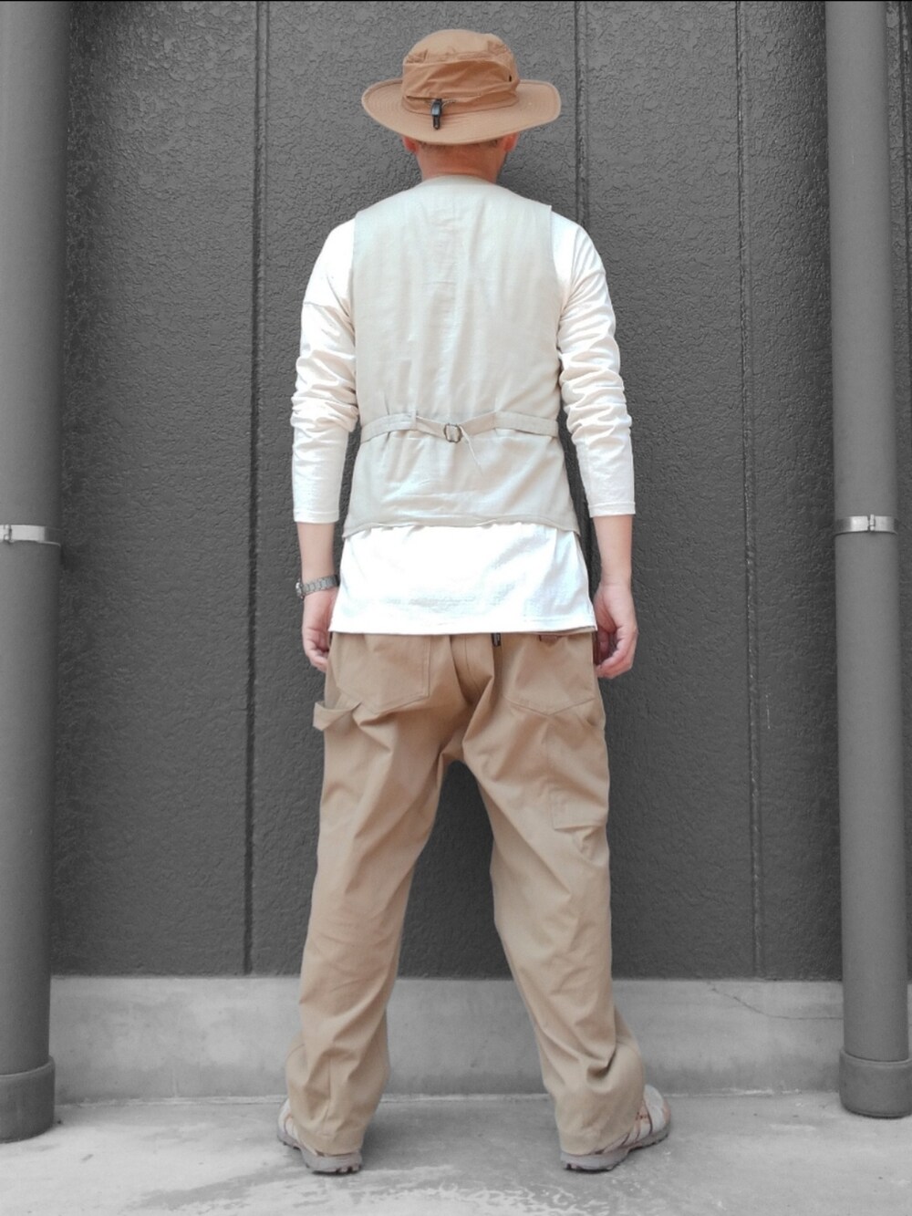 ベージュ系のパンツ、ベージュ系のスニーカー、ホワイト系のTシャツ/カットソーを着用したメンズの夏コーディネートの5枚目の写真