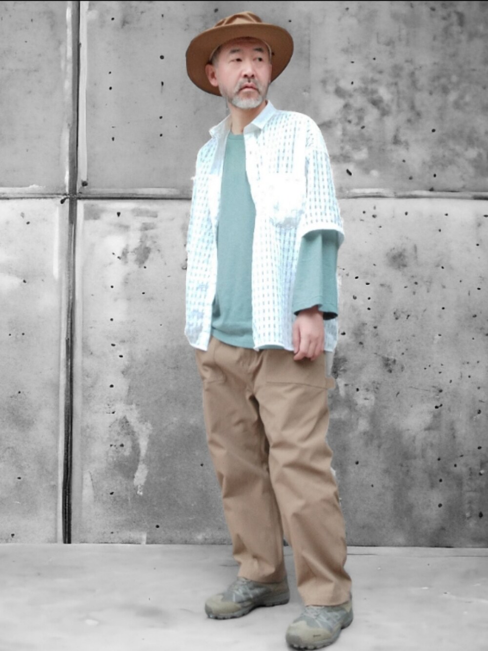 ベージュ系のパンツ、グリーン系のスニーカー、ホワイト系のシャツ/ブラウスを着用したメンズの春コーディネートの4枚目の写真