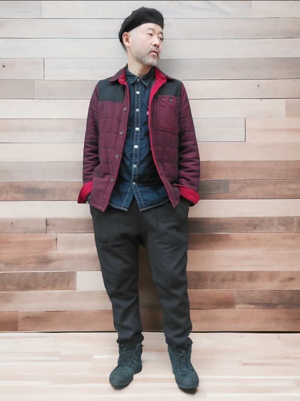 ブラック系のスウェットパンツ、レッド系のシャツ/ブラウス、ブルー系のシャツ/ブラウスを着用したメンズの冬コーディネートの4枚目の写真