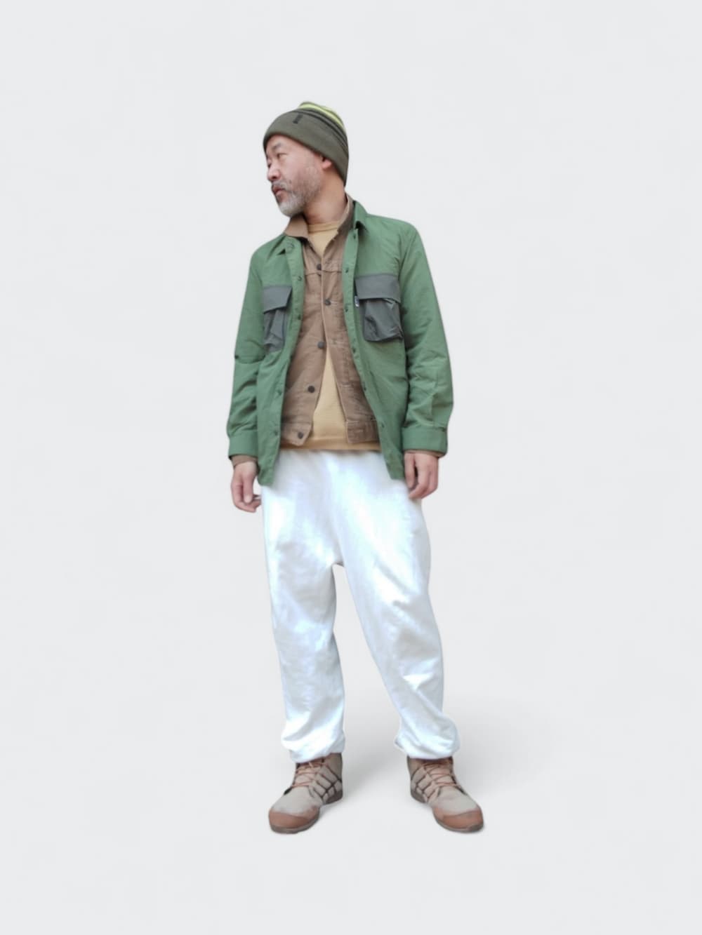 ベージュ系のスニーカー、グリーン系のシャツ/ブラウス、グリーン系のニットキャップ/ビーニーを着用したメンズの春コーディネートの2枚目の写真