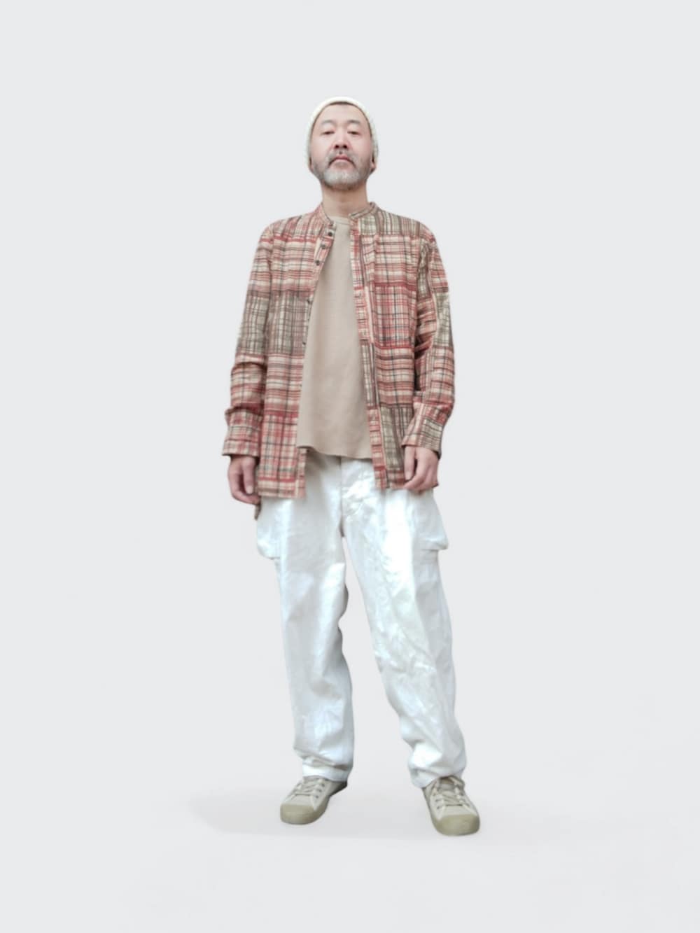 ホワイト系のカーゴパンツ、ベージュ系のスニーカー、その他のシャツ/ブラウスを着用したメンズの春コーディネートの3枚目の写真