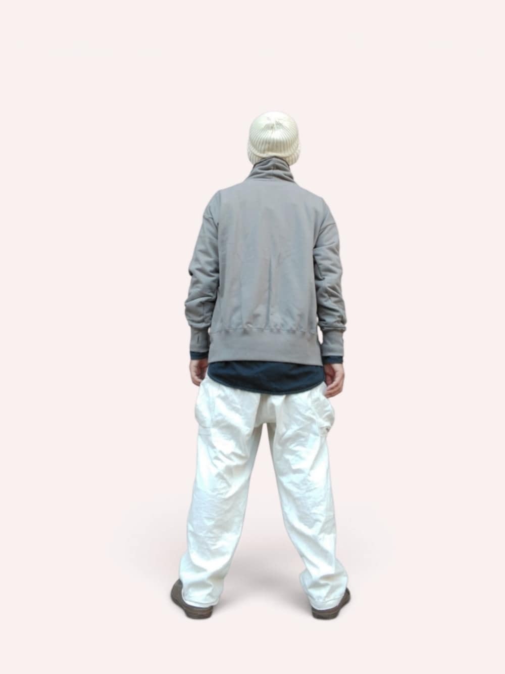 グレー系のその他トップス、ホワイト系のカーゴパンツ、グリーン系のスニーカーを着用したメンズの秋コーディネートの5枚目の写真