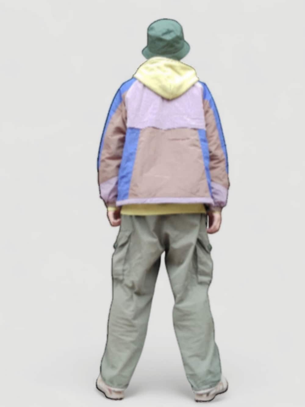 グリーン系のカーゴパンツ、ベージュ系のスニーカー、ピンク系のジャケット/アウターを着用したメンズの秋コーディネートの5枚目の写真