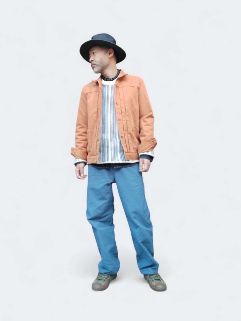 ブルー系のパンツ、オレンジ系のデニムジャケット、ブルー系のハットを着用したメンズの春コーディネートの4枚目の写真