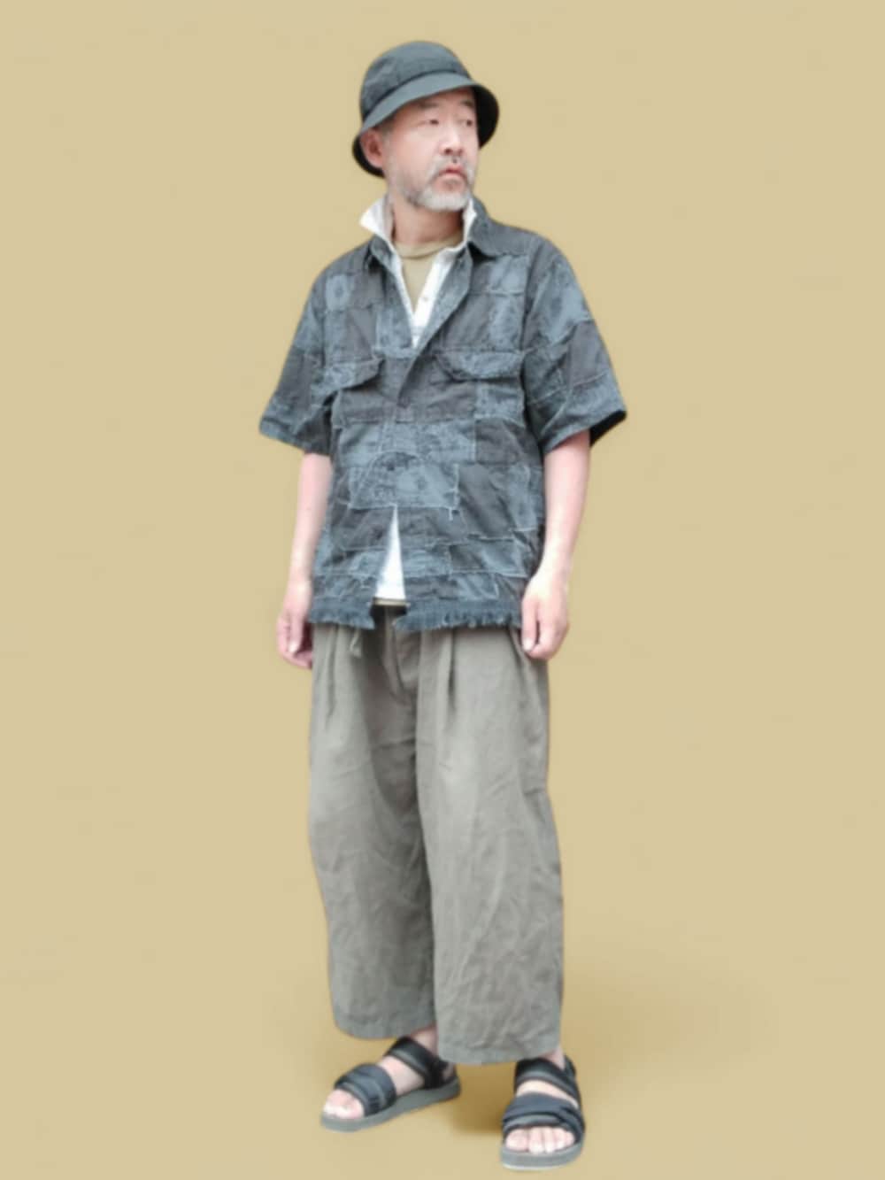 グリーン系のサンダル、グリーン系のその他パンツ、ブラック系のシャツ/ブラウスを着用したメンズの春コーディネートの4枚目の写真