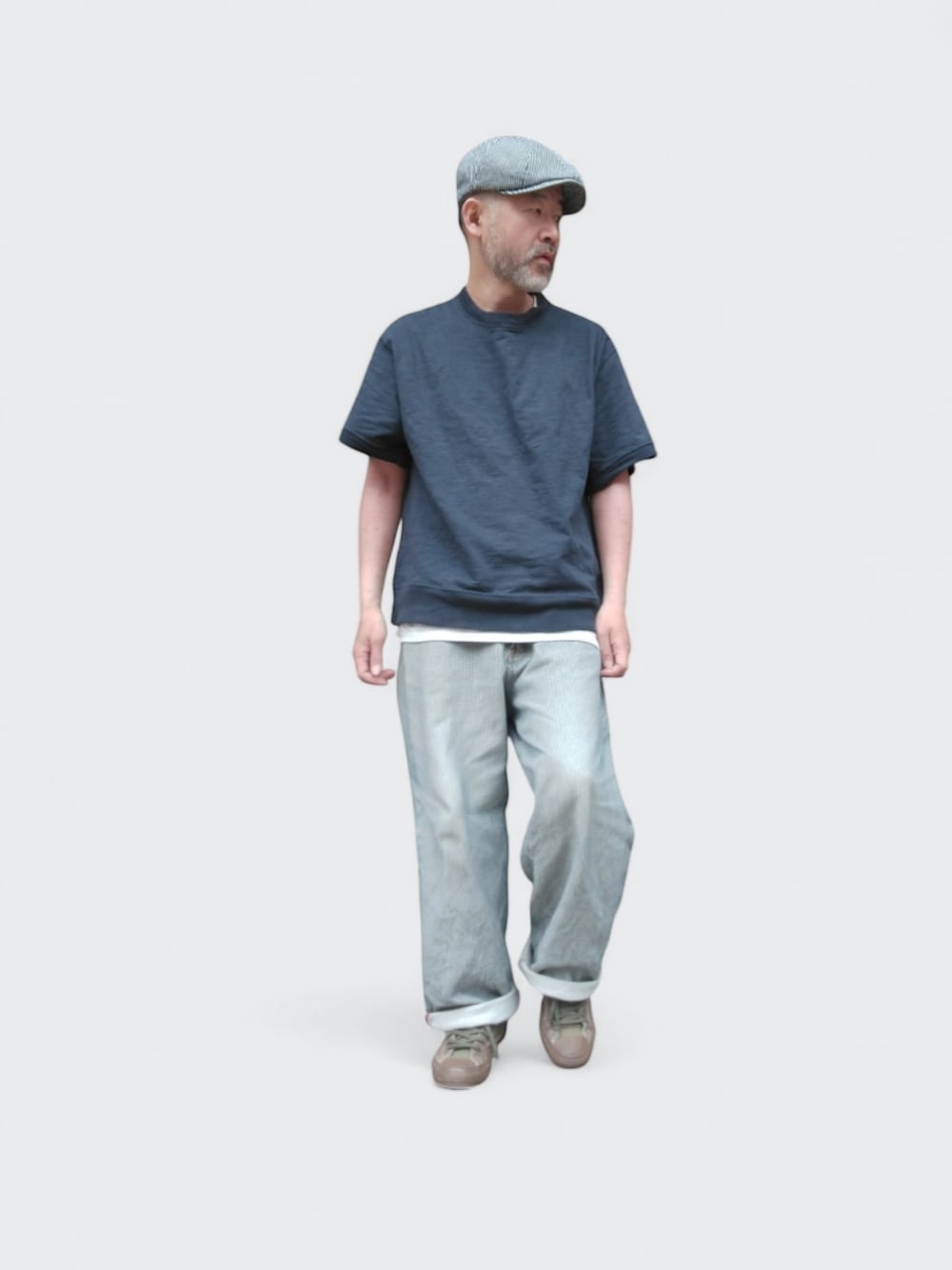 ブルー系のTシャツ/カットソー、グレー系のパンツ、グリーン系のスニーカーを着用したメンズの春コーディネートの2枚目の写真