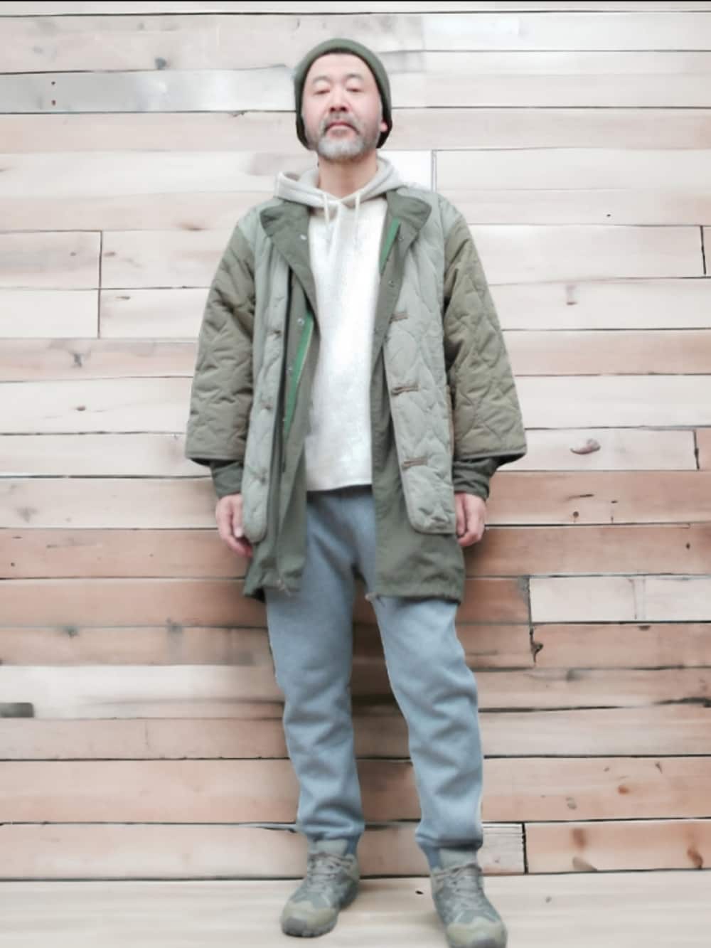 グレー系のスウェットパンツ、ベージュ系のスニーカー、グリーン系のジャケット/アウターを着用したメンズの冬コーディネートの2枚目の写真