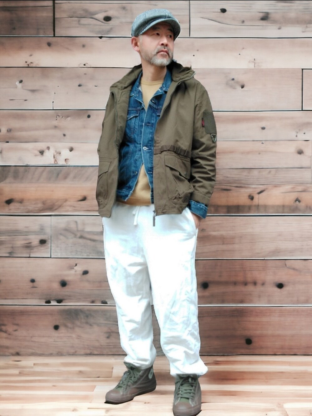 ホワイト系のスウェットパンツ、グリーン系のスニーカー、グリーン系のジャケット/アウターを着用したメンズの冬コーディネートの3枚目の写真
