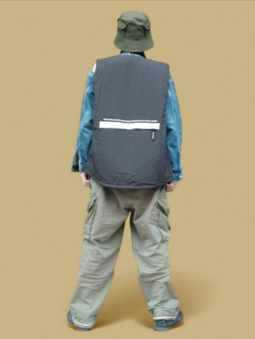 グリーン系のカーゴパンツ、ブラック系のスニーカー、ブラック系のその他アウターを着用したメンズの冬コーディネートの5枚目の写真