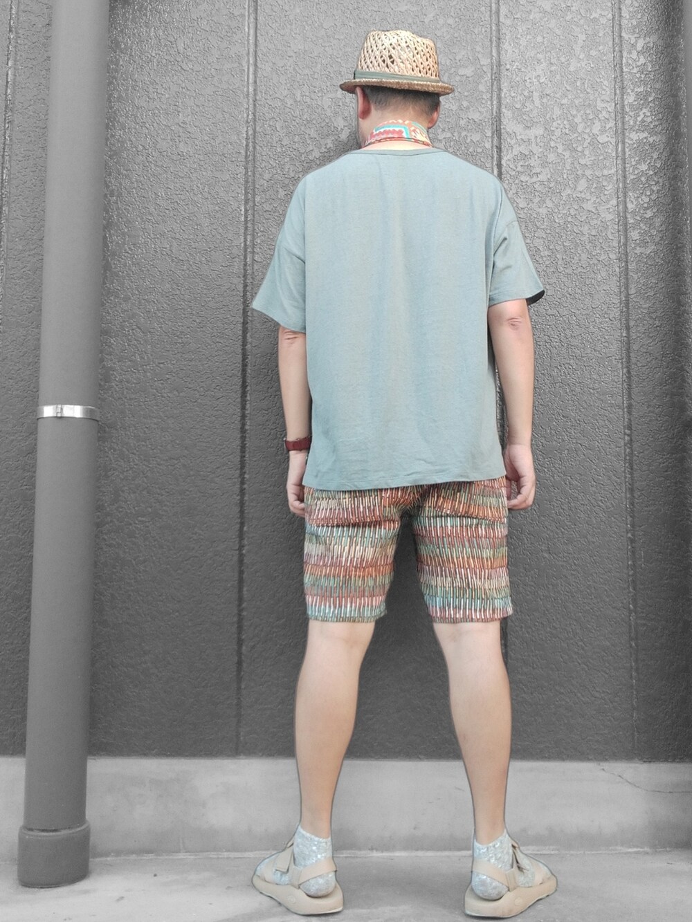 グリーン系のTシャツ/カットソー、その他のその他パンツ、ベージュ系のサンダルを着用したメンズの夏コーディネートの5枚目の写真