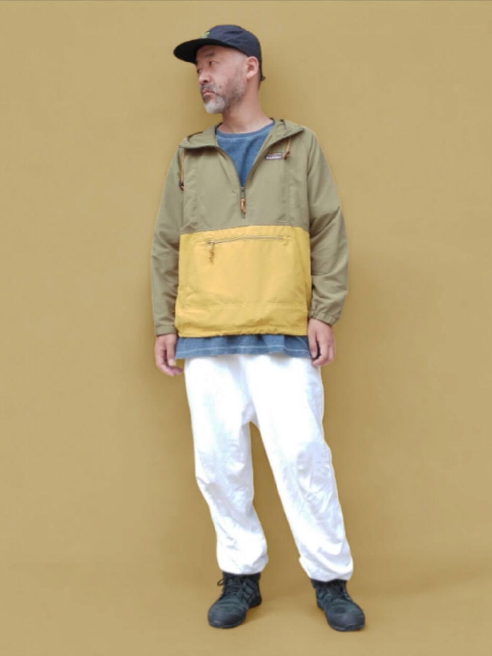 ブルー系のTシャツ/カットソー、グリーン系のパーカー、ホワイト系のスウェットパンツを着用したメンズの夏コーディネートの4枚目の写真