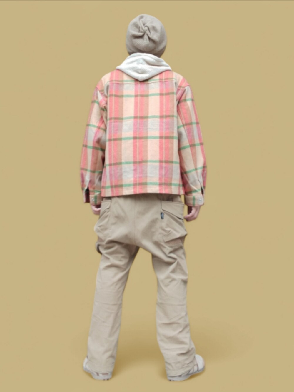 ベージュ系のサロペット/オーバーオール、ベージュ系のスニーカー、ベージュ系のパーカーを着用したメンズの秋コーディネートの5枚目の写真