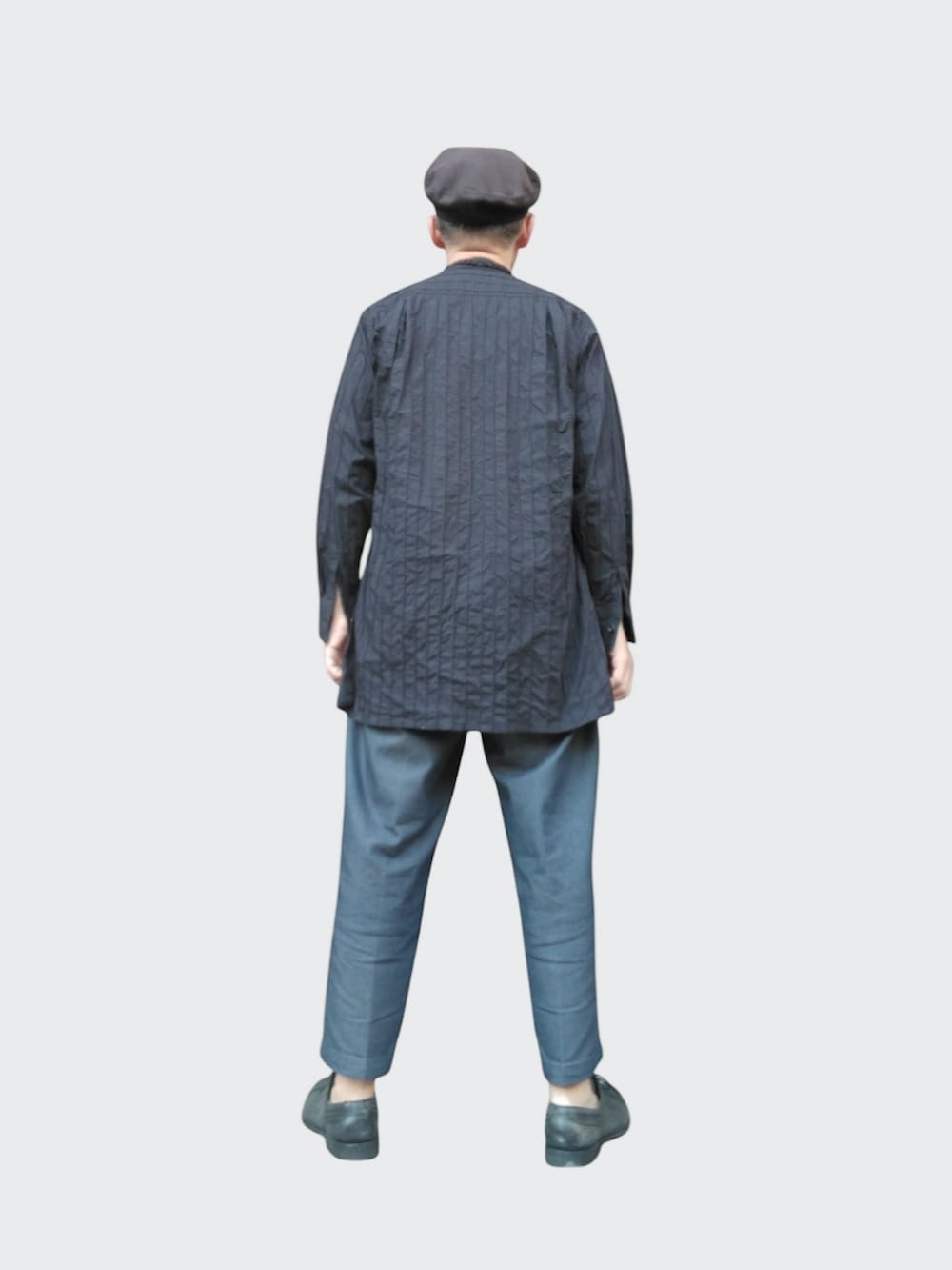 ブルー系のその他パンツ、ブラック系のシャツ/ブラウス、ブラック系のハンチング/ベレー帽を着用したメンズの冬コーディネートの5枚目の写真