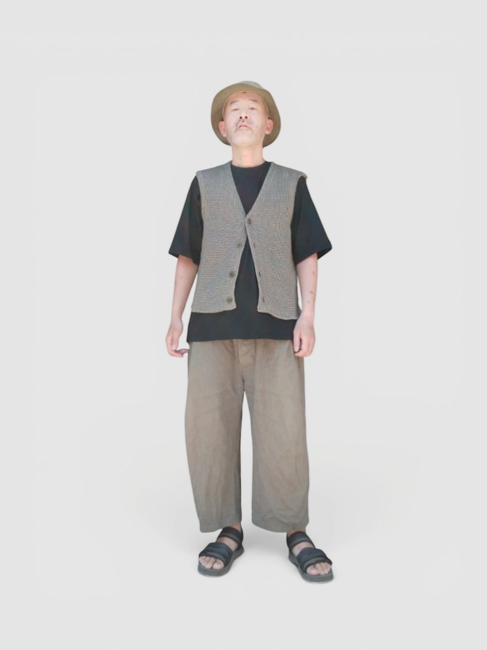 ブラック系のサンダル、グリーン系のその他パンツ、ブラック系のTシャツ/カットソーを着用したメンズの夏コーディネートの3枚目の写真