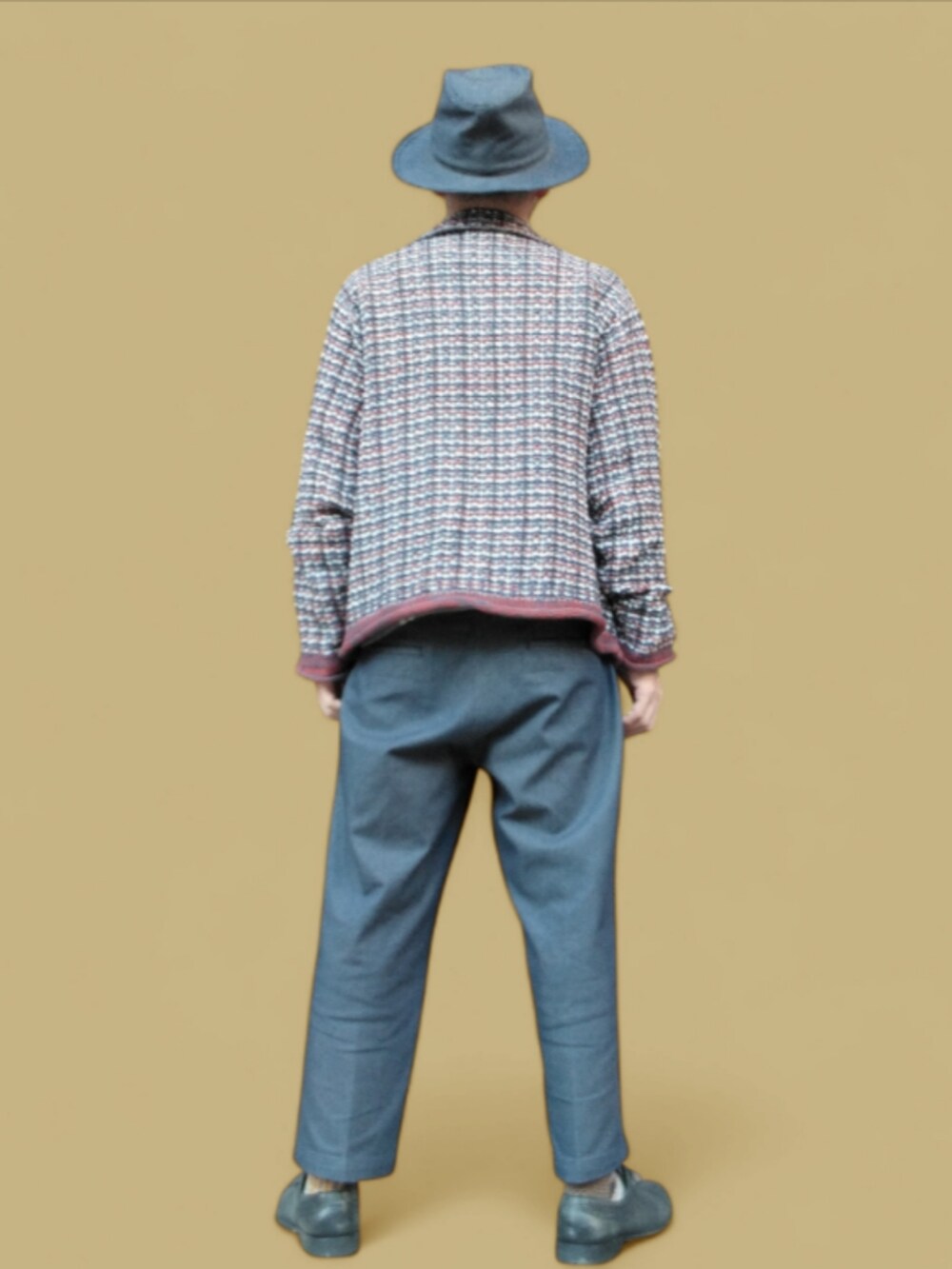 ブルー系のその他パンツ、ブルー系のデニムジャケット、その他のニット/セーターを着用したメンズの冬コーディネートの5枚目の写真