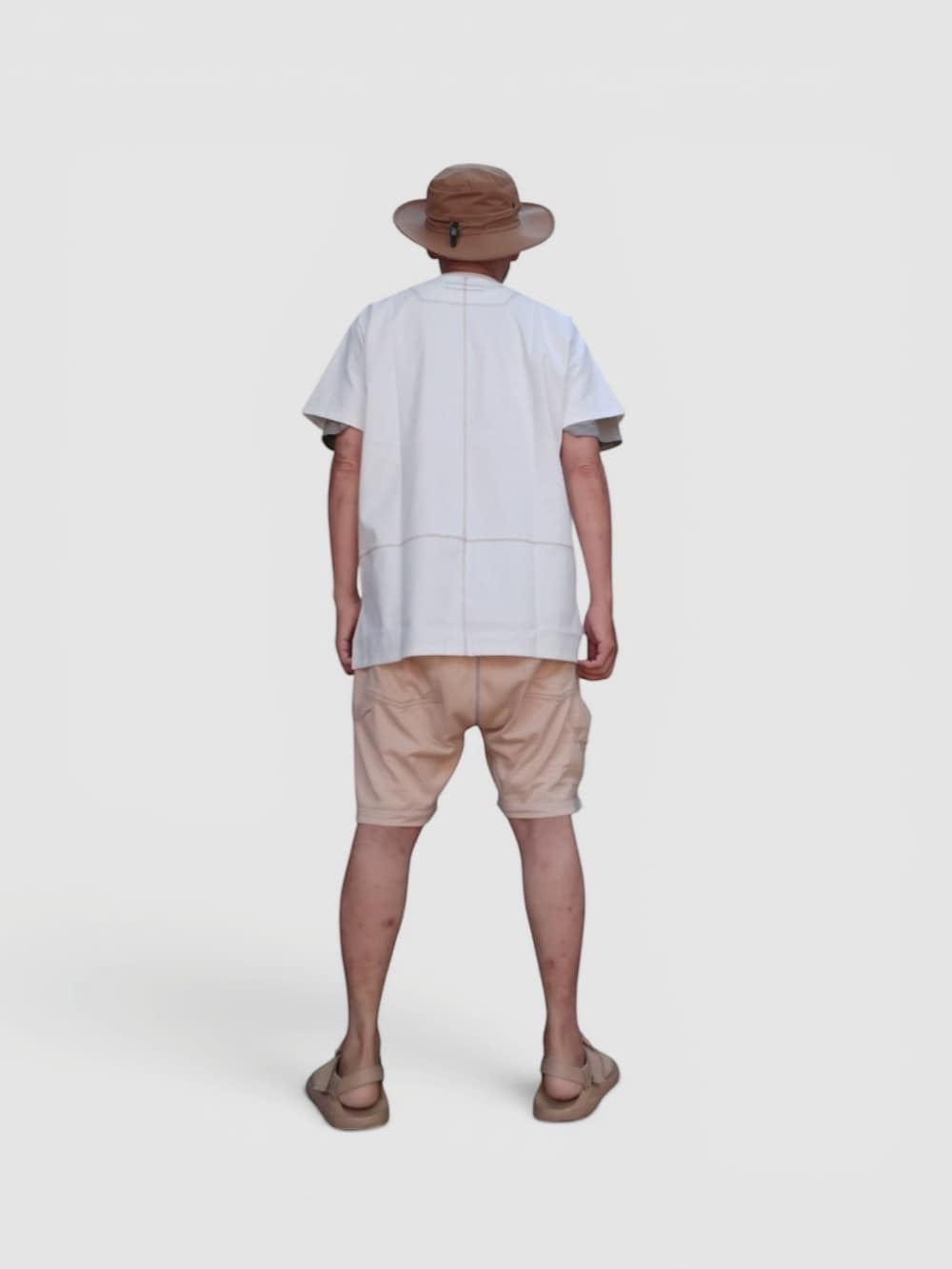イエロー系のパンツ、ベージュ系のサンダル、ホワイト系のTシャツ/カットソーを着用したメンズの夏コーディネートの5枚目の写真
