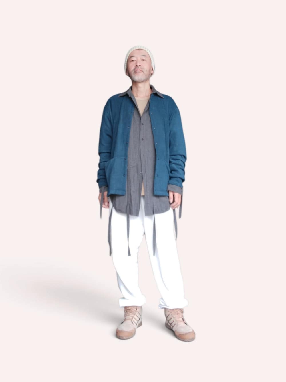 ベージュ系のスニーカー、ホワイト系のスウェットパンツ、ブルー系のカーディガン/ボレロを着用したメンズの秋コーディネートの4枚目の写真