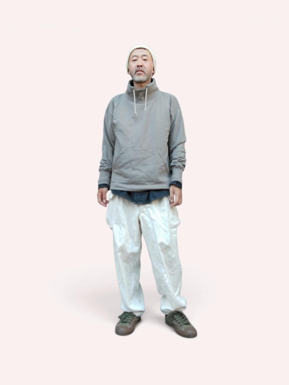 グレー系のその他トップス、ホワイト系のカーゴパンツ、グリーン系のスニーカーを着用したメンズの秋コーディネートの4枚目の写真